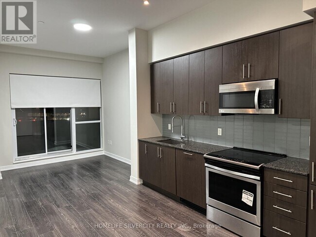 Photo du bâtiment - 4055 Parkside Village Dr