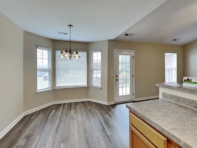 Foto del edificio - 2205 Centergrove Rd