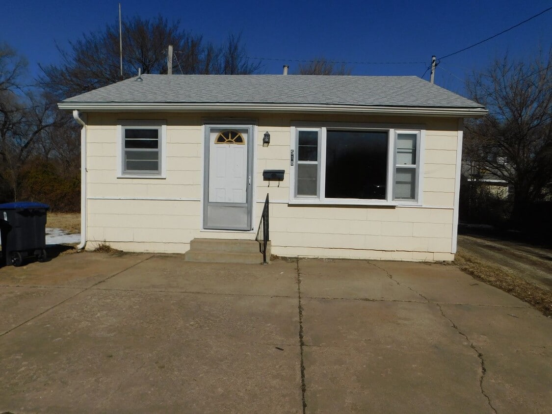 Primary Photo - Cozy One Bedroom House in El Dorado!