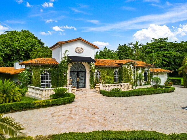 Foto del edificio - 12300 Old Cutler Rd