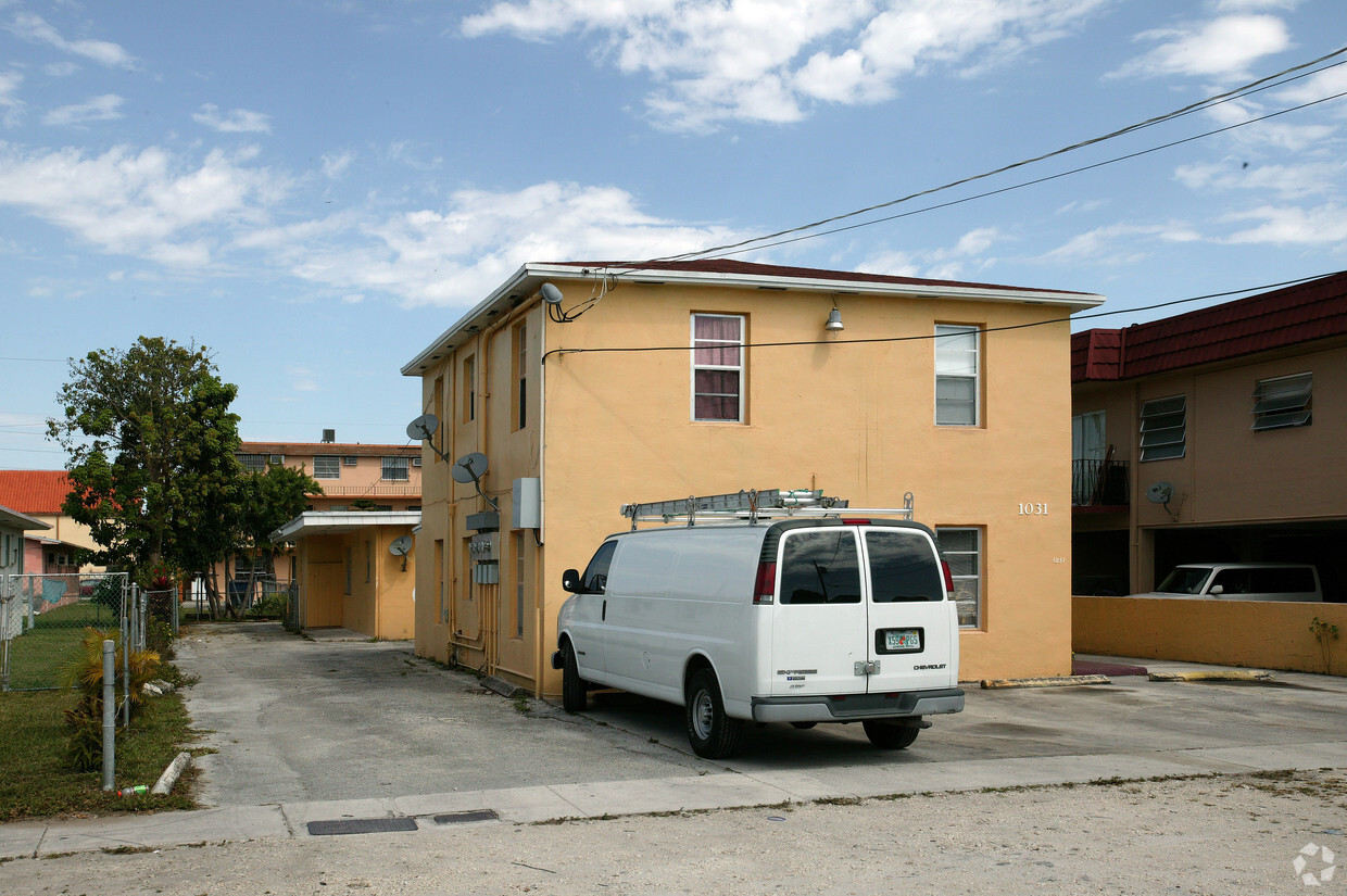 Building Photo - 1031 W 27th St