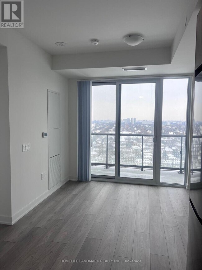 Photo du bâtiment - 5858 Yonge St