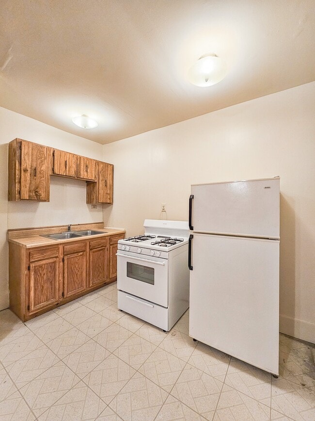 Photo - 1100 W Roscoe St (Chicago, IL) Apartment