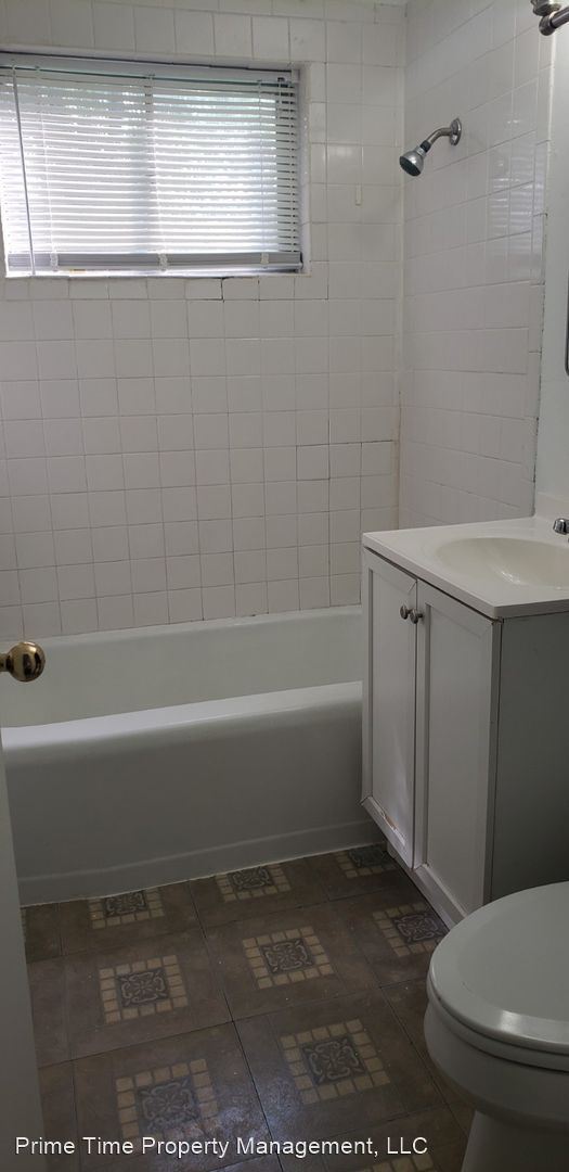 Building Photo - 3 br, 1 bath House - 10405 E 69th Street