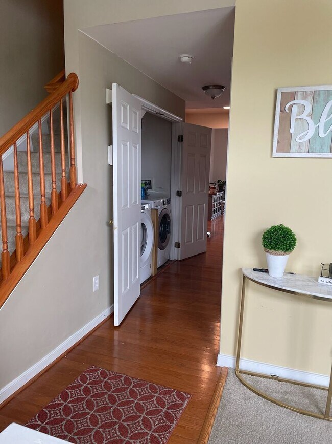 Building Photo - Beautiful 3 BD 2.5 Bath Town Home