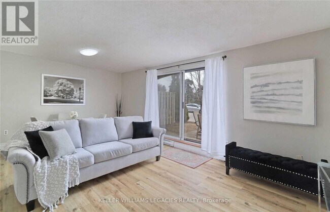 Photo du bâtiment - 1016 Falgarwood Dr