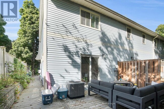 Photo du bâtiment - Woodfield Beauty! 2 Bdrm 2.5 Bath * Finished basement! AVAIL NOW ! $2395+