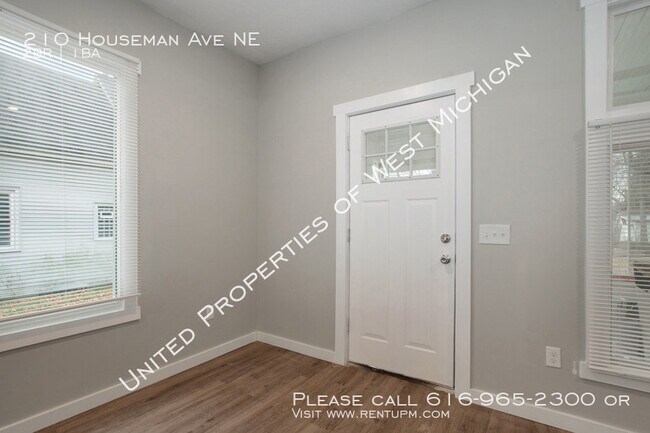 Building Photo - 210 Houseman Ave NE