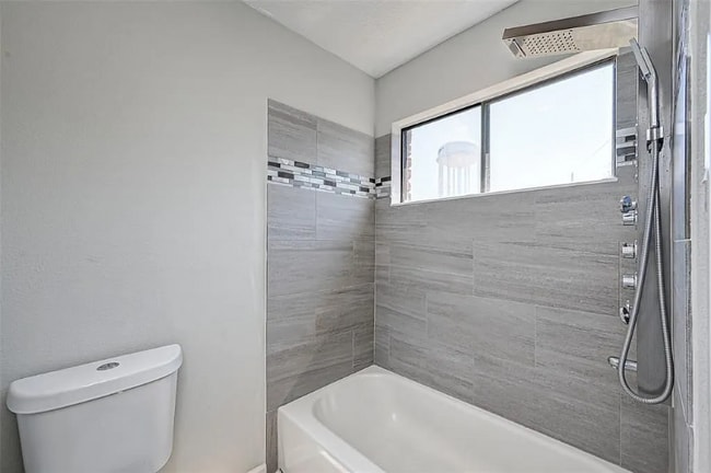 Foto del edificio - 911 Montview Dr