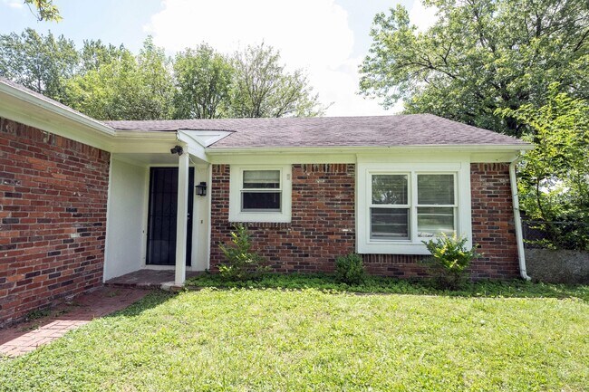 Building Photo - "Charming 2-Bed Duplex in Indianapolis – S...