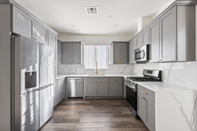 Foto del edificio - A beautifully designed and renovated 4 bed / 4 1/2 bath townhome located in the desirable Sawtell...