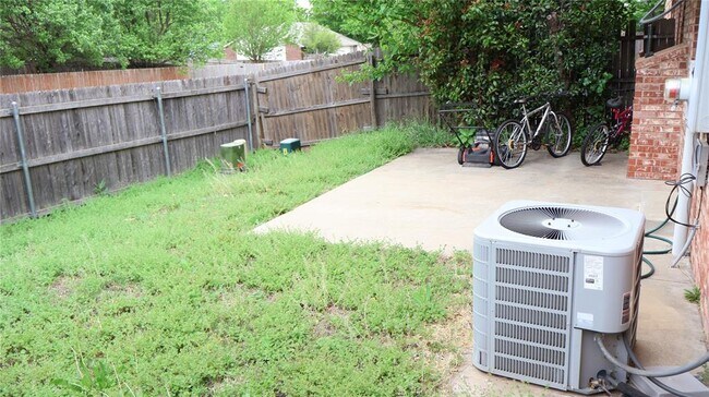 Foto del edificio - 847 Rambling Oaks Dr