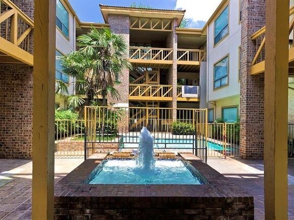 courtyard - 806 W 24th St