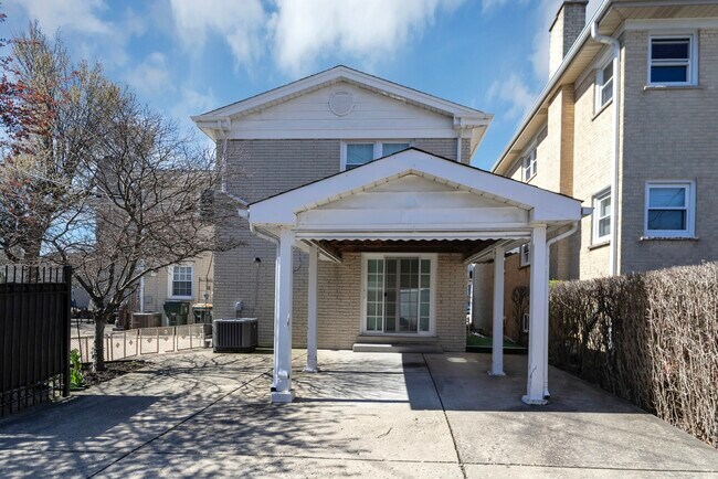 Building Photo - 1303 N Northwest Hwy