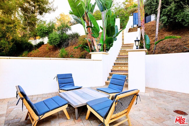 Foto del edificio - 2570 Nichols Canyon Rd