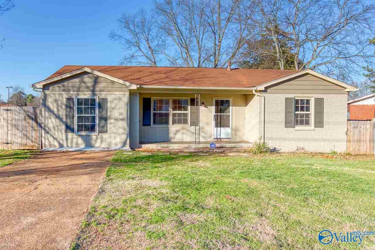 Foto principal - 2606 Bridge Rd NW