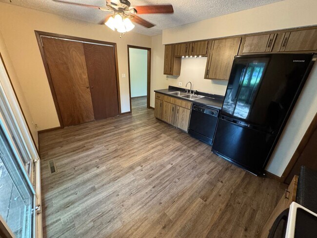 Foto del edificio - 3 bedroom 2 bath Springfield Home located ...