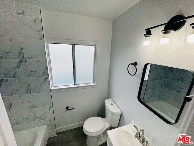 Foto del edificio - 810 W 62nd St