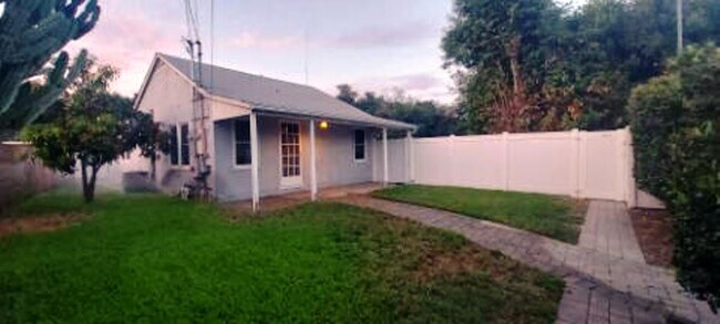 Foto del edificio - 15247 Chatsworth St
