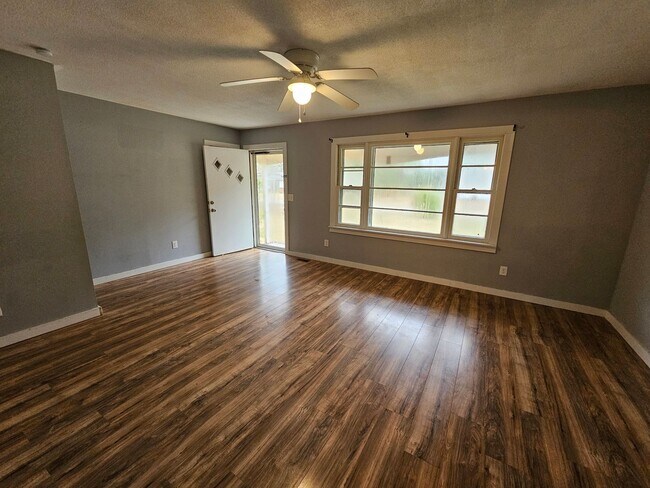 Foto del edificio - 3 Bedroom 1 Bathroom Home w/ Bonus Off of Gum Branch Rd.