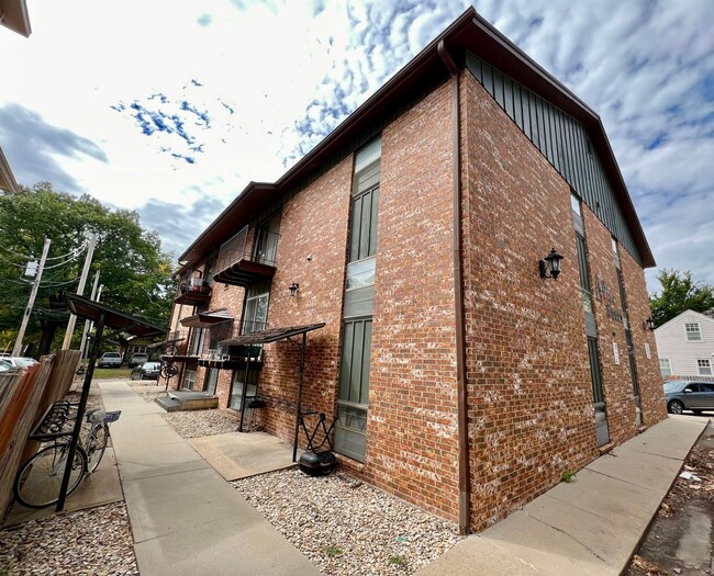 Building Photo - Pre-Leasing Now! Modern 2 Bed, 1 Bath – Centrally Located!