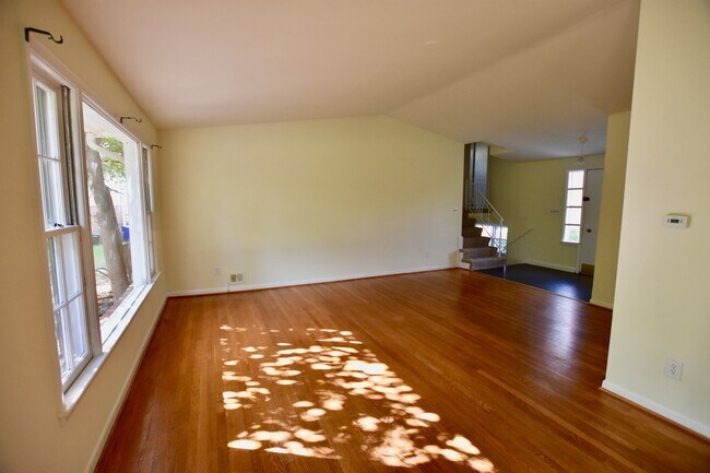 Building Photo - 1109 Devere Dr