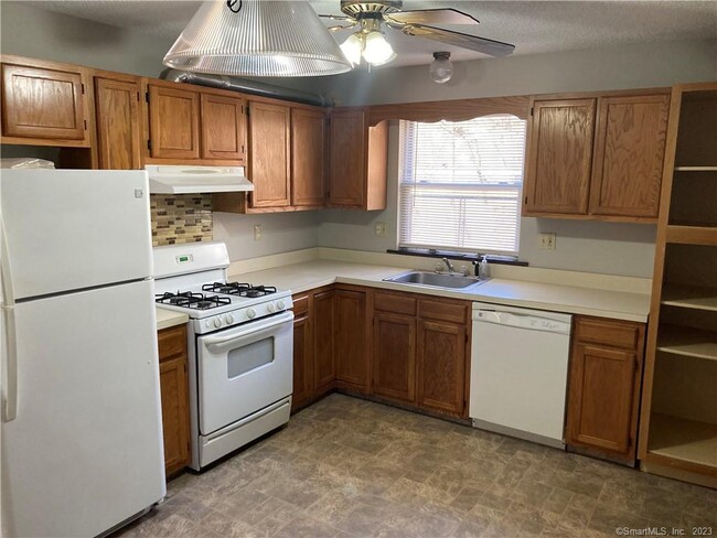 Building Photo - 10 Monaco Cir