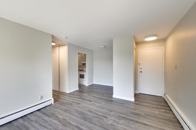 Building Photo - Recently Renovated 1 Bed 1 Bath Apartment!