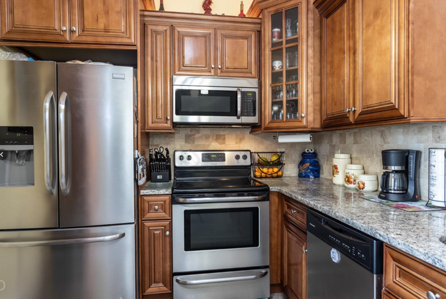 Building Photo - Spacious & updated 4-BR 2-bath duplex!