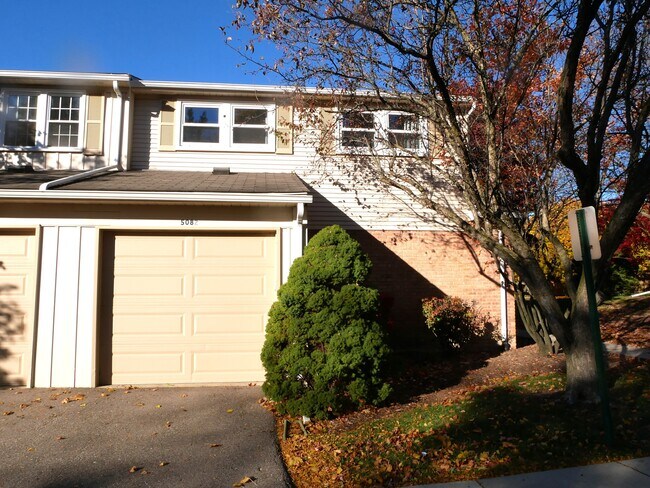 Foto del edificio - 5082 Buckingham Pl Dr