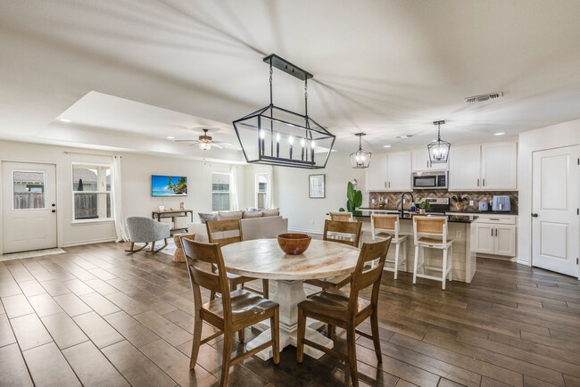 Foto del edificio - 3230 Creek Side Dr