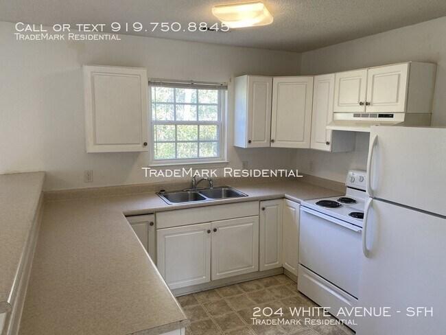 Building Photo - 204 White Ave