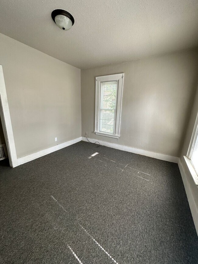 Building Photo - 1305 Spring