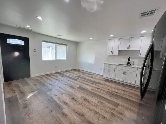 Foto del edificio - 7718 N Glenoaks Blvd