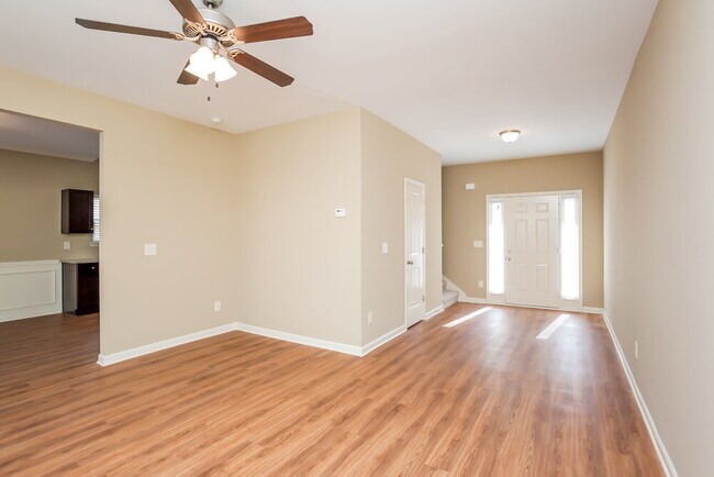 Foto del edificio - 124 Hill Crest Cir