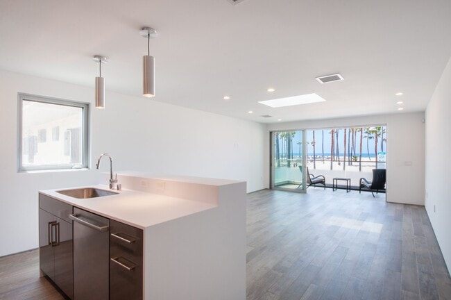 Building Photo - 1307 Ocean Front Walk