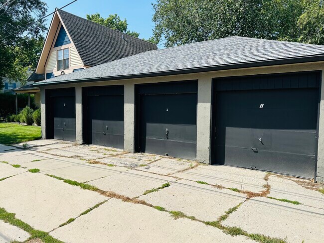 Garaje para un coche con mando a distancia. - N49W5593 Portland Rd