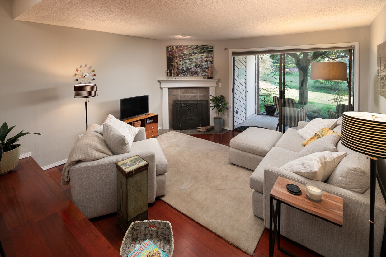 Sala de estar con vista parcial al lago que se abre al patio y al jardín. - 23003 Lakeview Dr