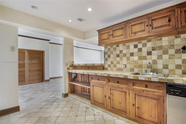 Foto del edificio - 90 Edgewater Dr