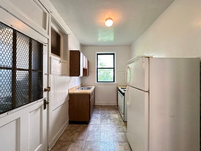 Foto del edificio - 2428 N Sawyer Ave