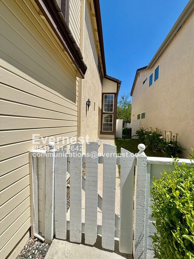 Building Photo - 3-Bedroom, 2.5-Bathroom Home with Modern A...