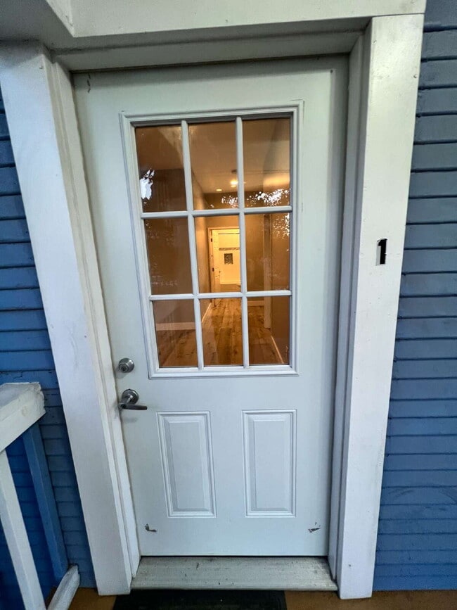 Building Photo - Fully renovated 2bed/1bath with private, g...