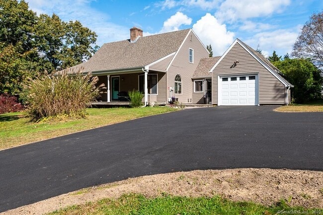 Foto del edificio - 131 Hemlock Dr