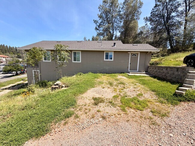 Building Photo - Updated 2 Bedroom 1 Bathroom in Grass Valley