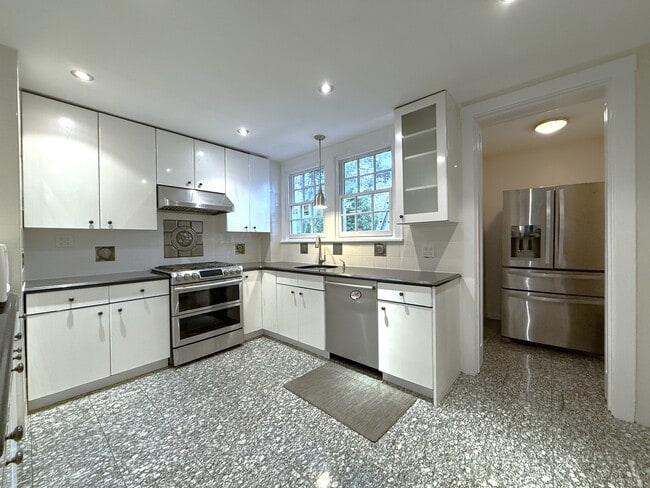 Building Photo - 7 Greenway N