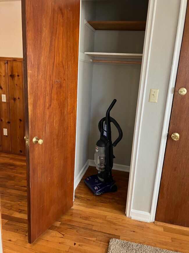 armario - 4322 Schenck Ave