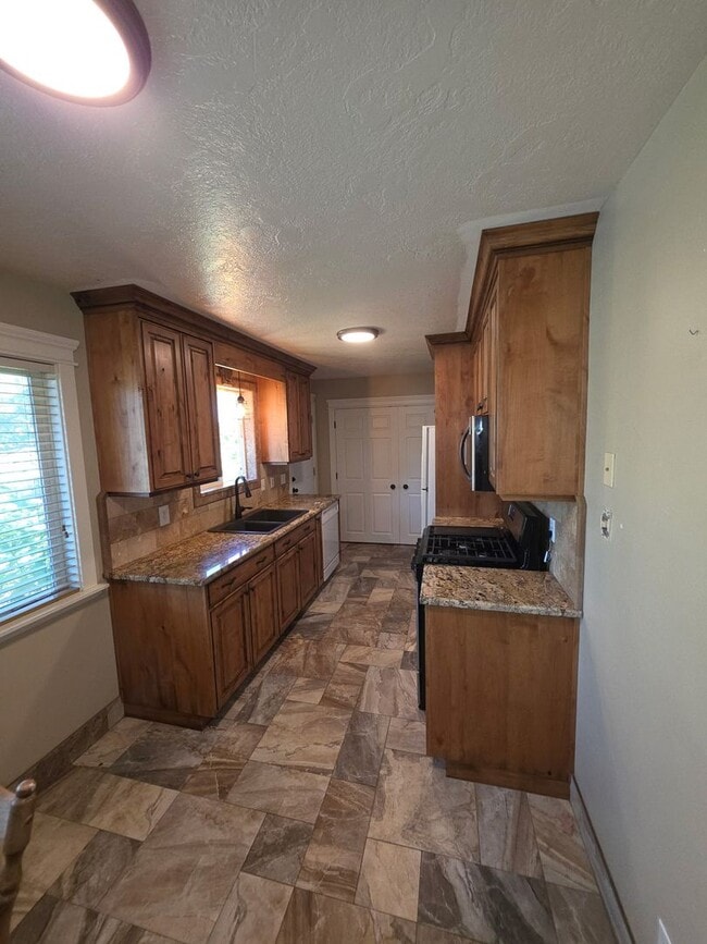 Building Photo - 355 Kurtwood Dr