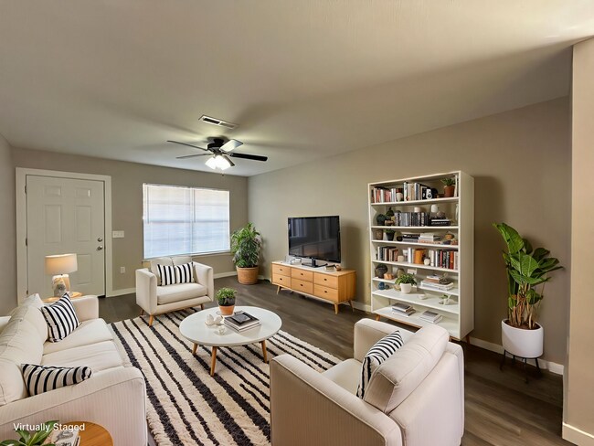 Foto del edificio - Duplex with Garage - Minutes from Downtown...