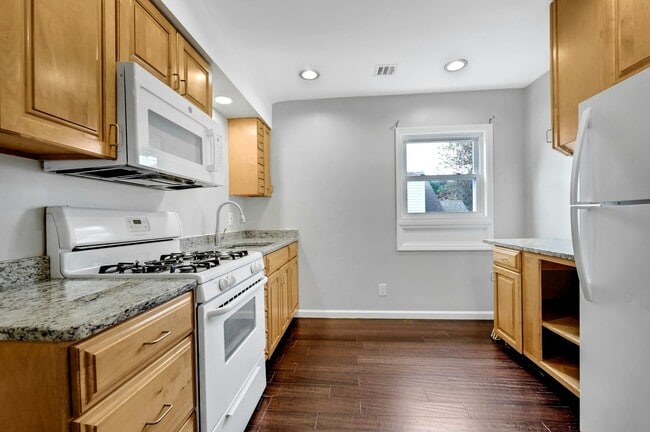 Foto del edificio - 215 New Milford Ave
