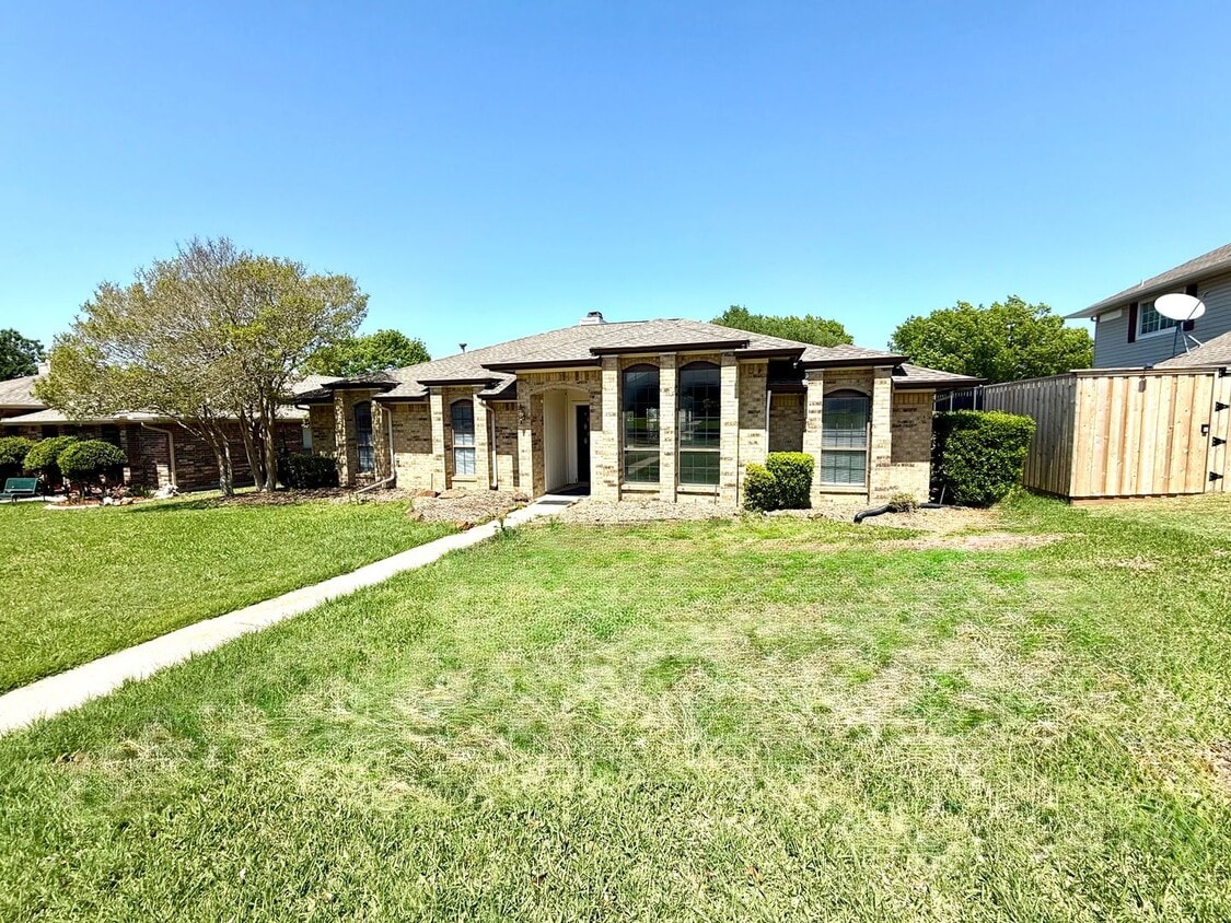 Primary Photo - Charming Carrollton Home with Prime Location